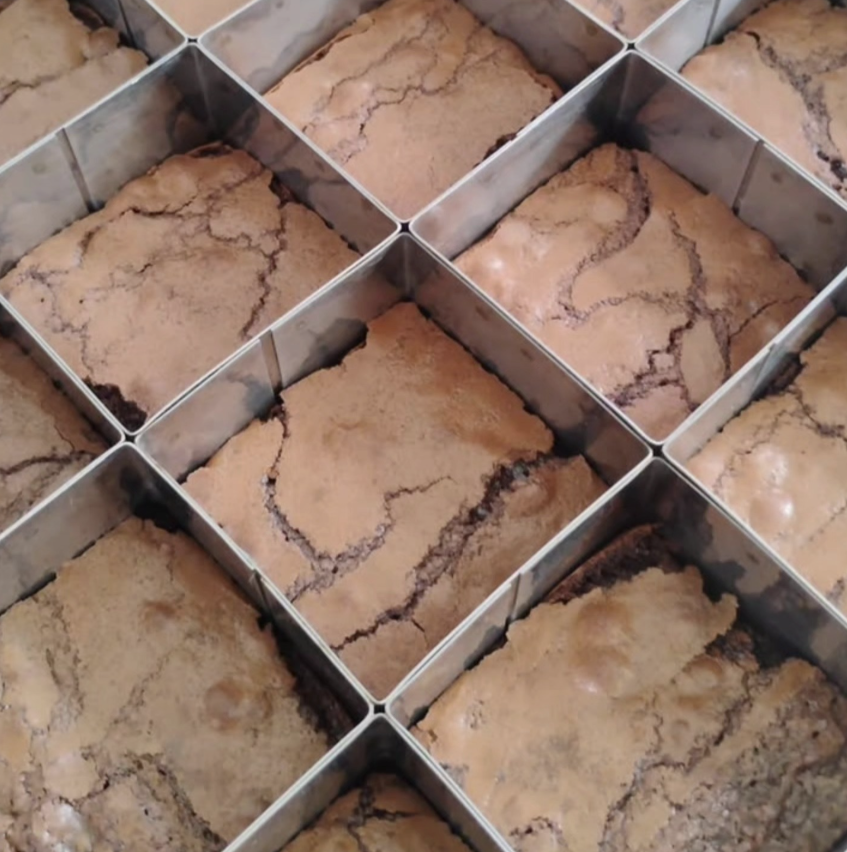 Mini brownies organizados em forma