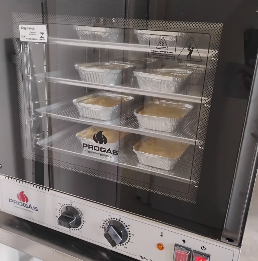 Tortas sendo preparadas no forno