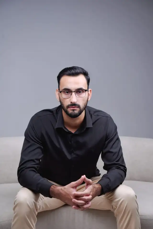 Mateus Alexandre Ciantra em retrato profissional com camisa escura